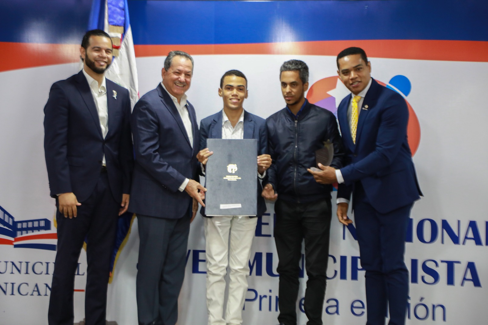 Porfirio Peralta participa en acto de reconocimiento a Joven Municipalista